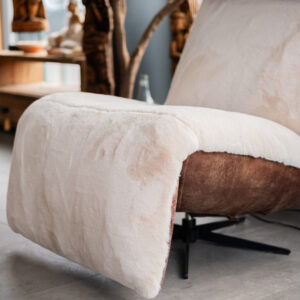 Relaxfauteuil Inaya teddy detail zitting en voetensteun