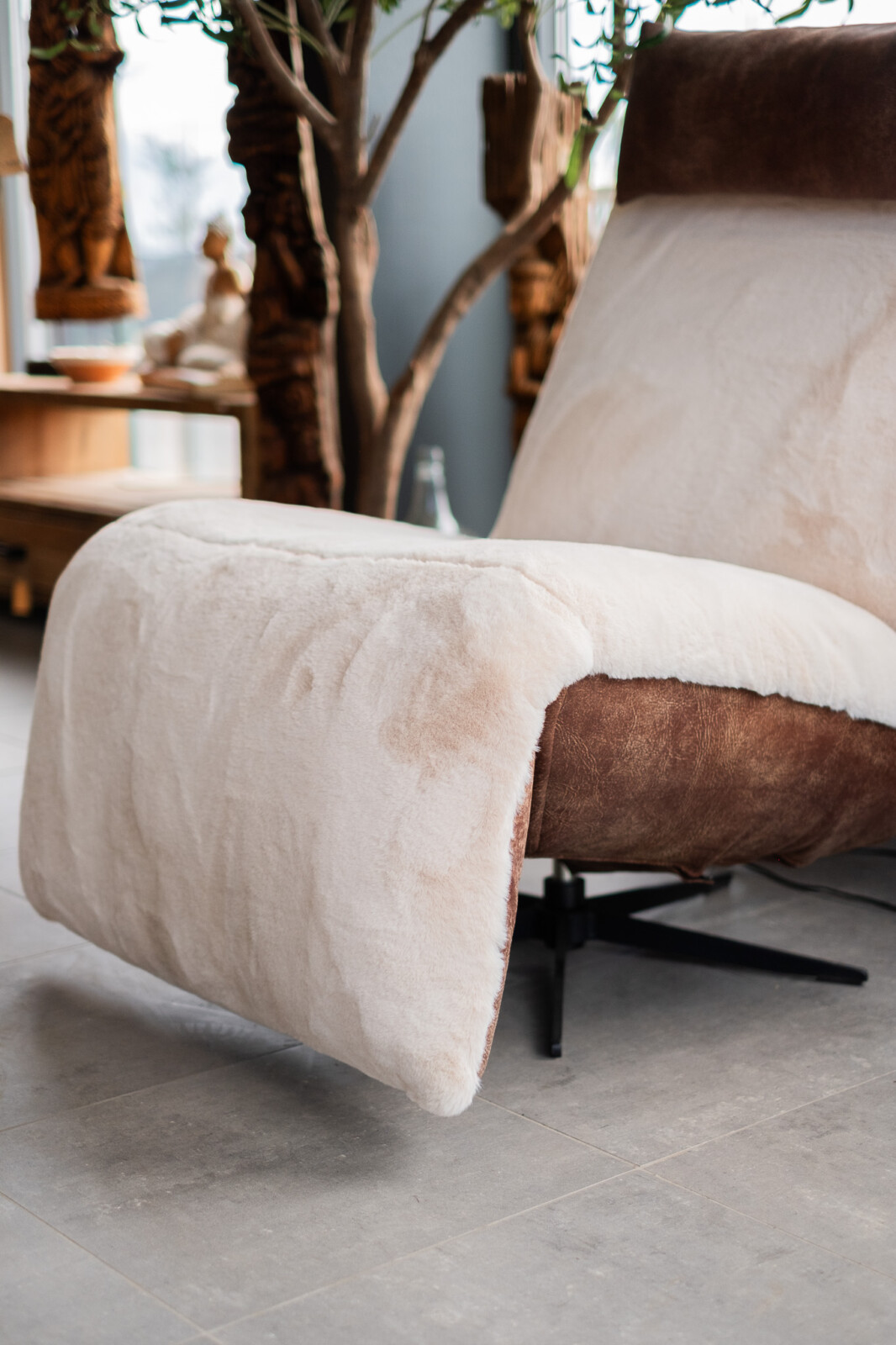 Relaxfauteuil Inaya teddy detail zitting en voetensteun