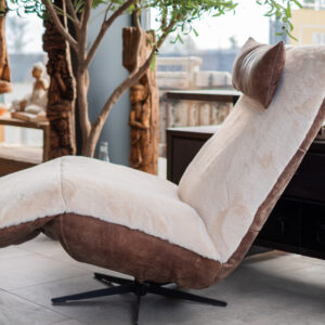 Relaxfauteuil Inaya teddy zijaanzicht met zwart metalen onderstel