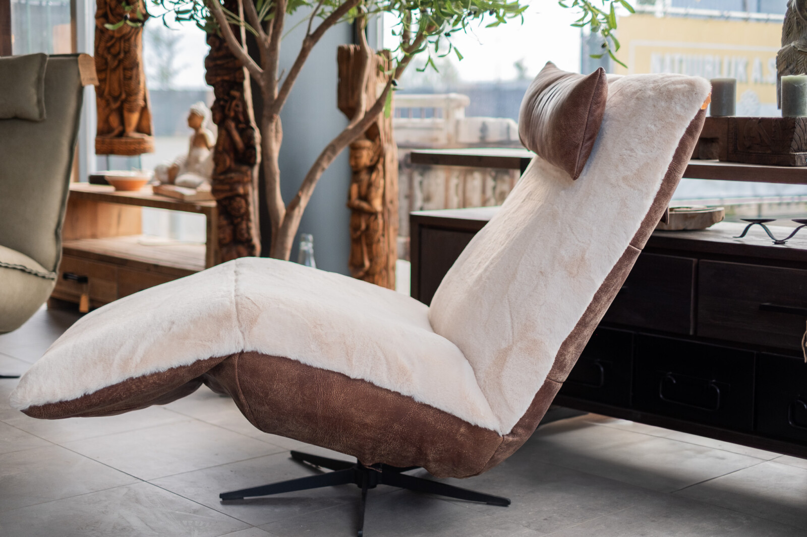 Relaxfauteuil Inaya teddy zijaanzicht met zwart metalen onderstel