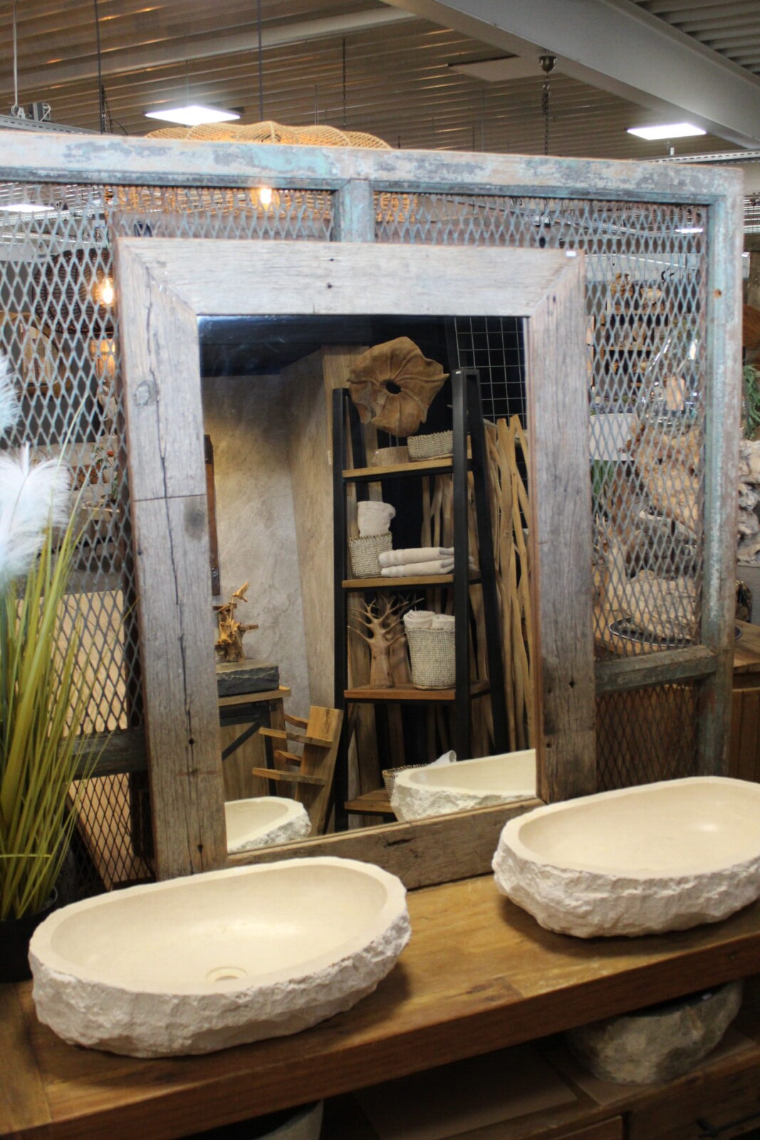 Rohan houten spiegel van oud hout met robuuste rechte omlijsting