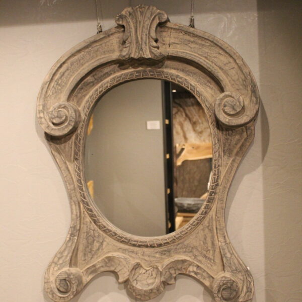 Rajvi houten spiegel met sierlijke ornamenten en ronde vorm