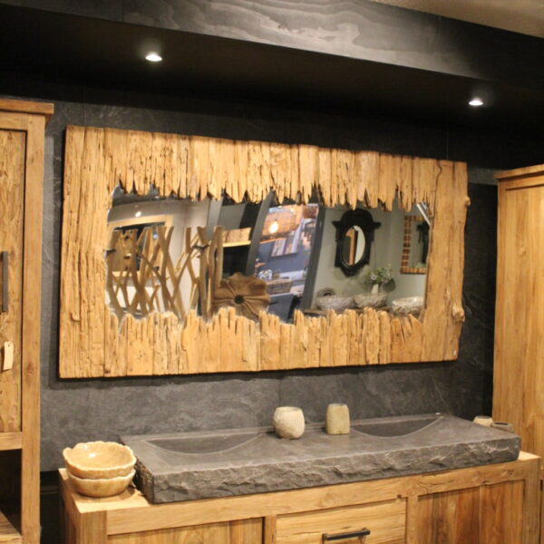 Samar spiegel van suar hout met organische vorm en ruwe natuurlijke rand