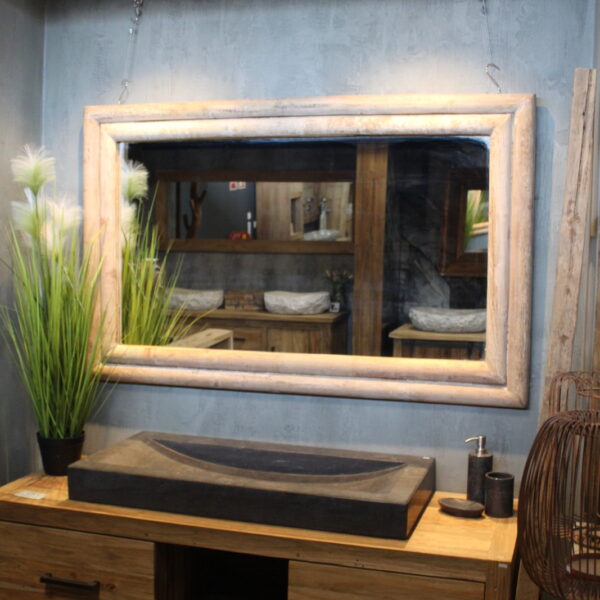 Brede houten spiegel van licht eikenhout met natuurlijke uitstraling en afgeronde vormen.