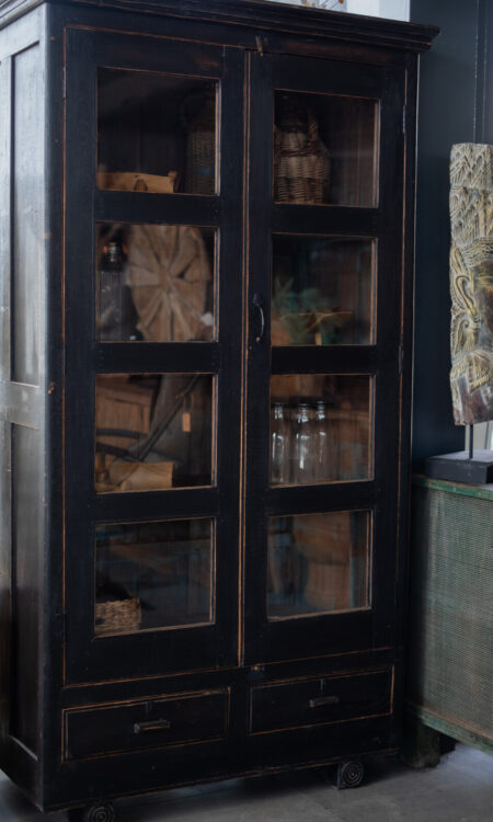 Zwarte houten vitrinekast Kosha met glazen deuren en smal model