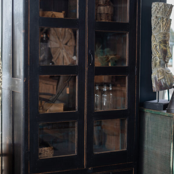 Zwarte houten vitrinekast Kosha met glazen deuren en smal model