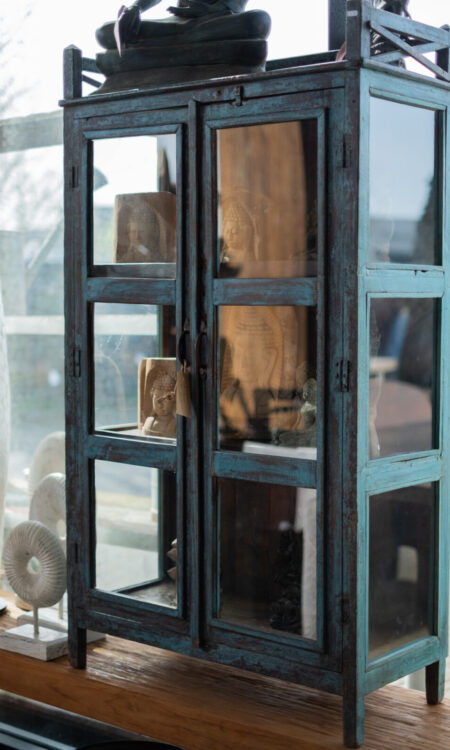 Blauwe houten vitrinekast Meher met glazen panelen en smal model