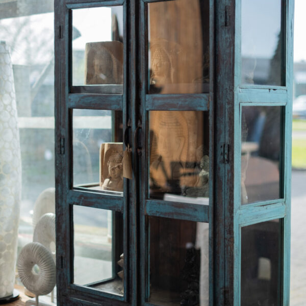 Blauwe houten vitrinekast Meher met glazen panelen en smal model