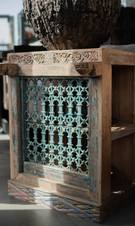 Kiran dressoirkast van hout met metalen front en open vakken