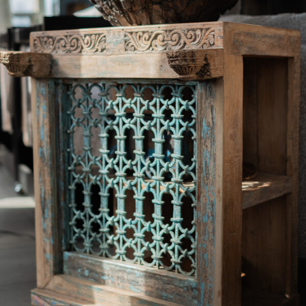 Kiran dressoirkast van hout met metalen front en open vakken