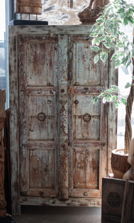 Aangan opbergkast van oud hout met dubbele deuren en verweerde afwerking