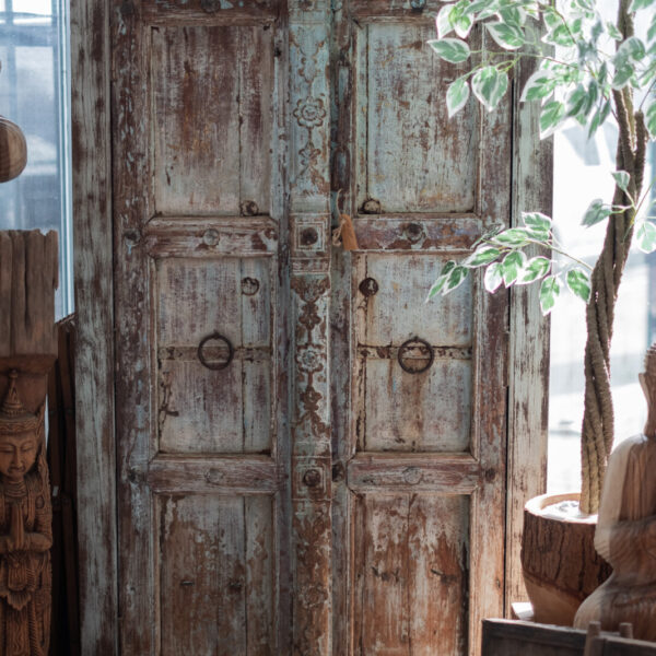 Aangan opbergkast van oud hout met dubbele deuren en verweerde afwerking