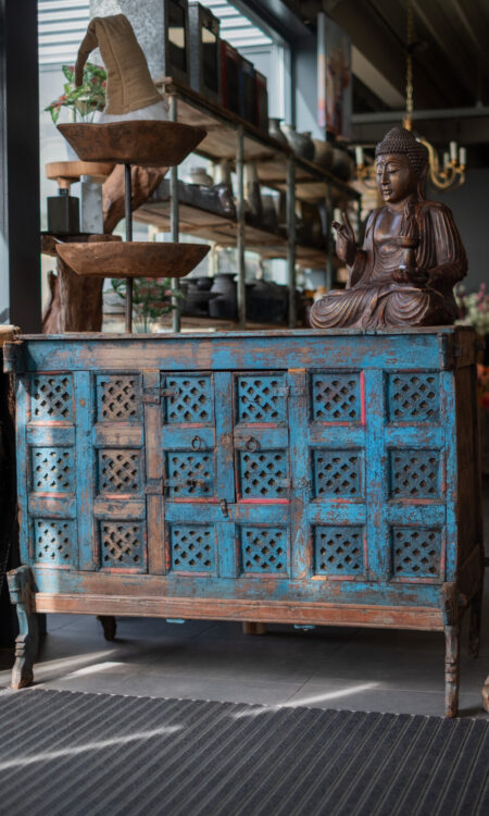 Houten Aarav dressoirkast met metalen front en open vakken