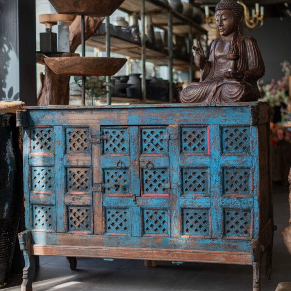 Houten Aarav dressoirkast met metalen front en open vakken