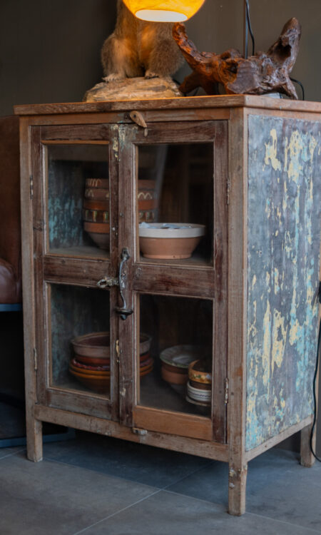 Nidhi vitrinekast van oud hout met glazen deuren en verweerde afwerking