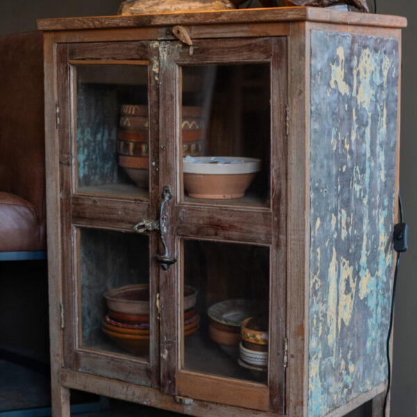 Nidhi vitrinekast van oud hout met glazen deuren en verweerde afwerking