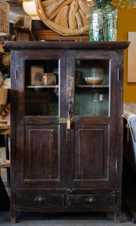 Saathi vitrinekast van oud hout met glazen bovenpanelen en dichte deuren