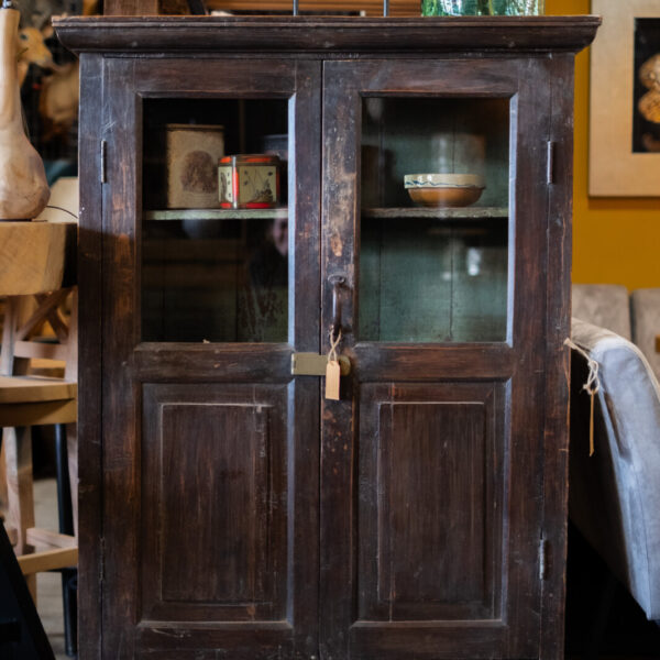 Saathi vitrinekast van oud hout met glazen bovenpanelen en dichte deuren