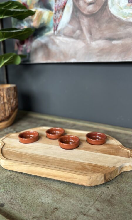 houten borrelplank met dipschaaltjes voor hapjes en dips