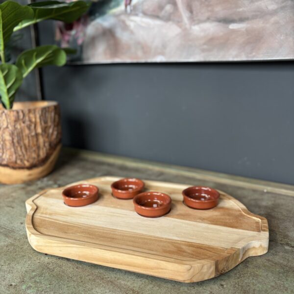houten borrelplank met dipschaaltjes voor hapjes en dips