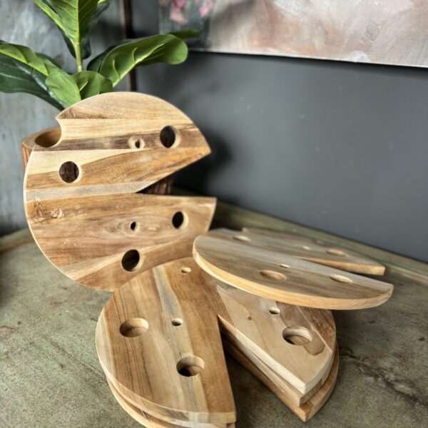 houten borrelplank in vorm van kaaswiel voor hapjes