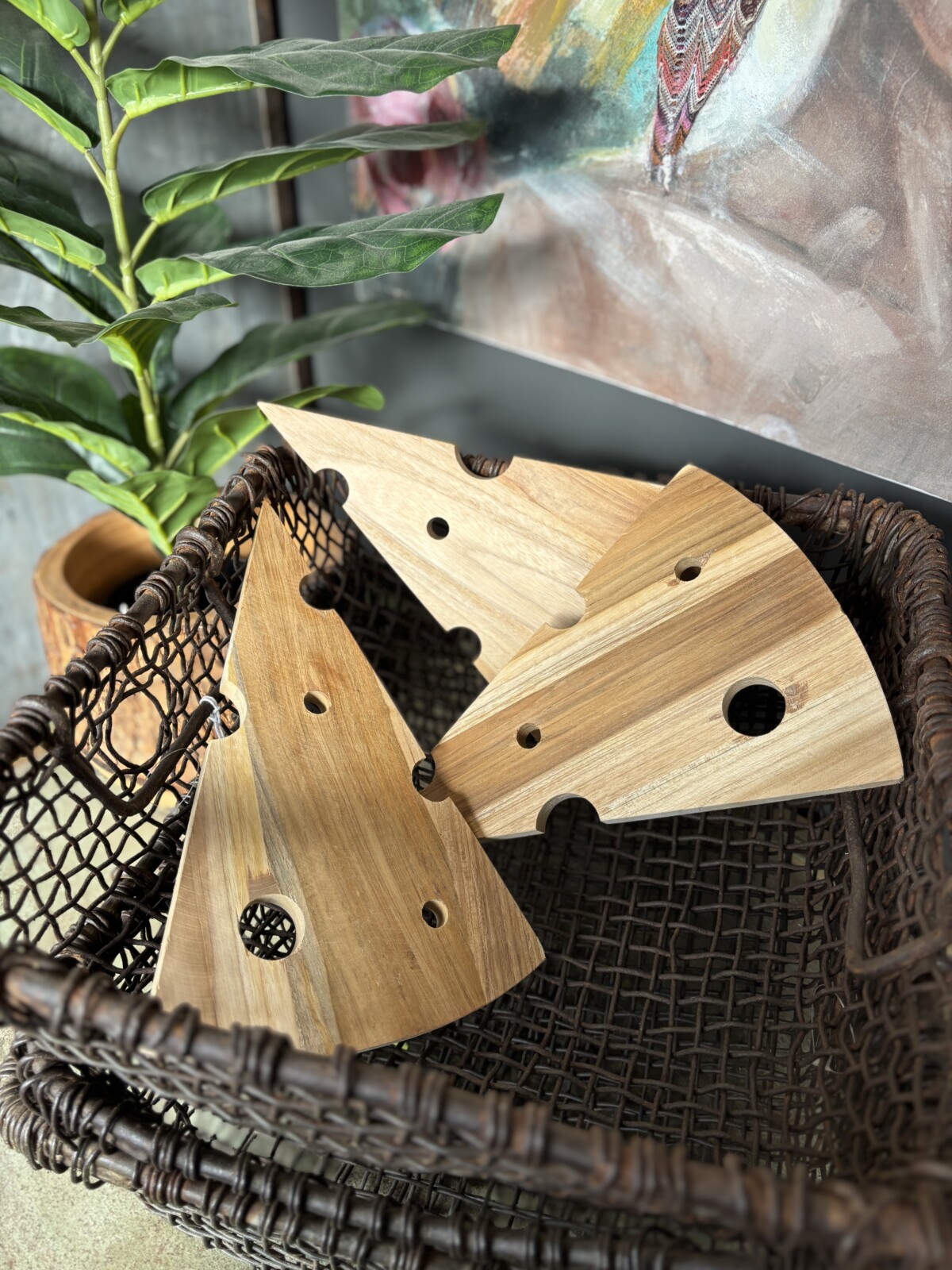 houten borrelplank in kaasvorm voor serveren van kaas