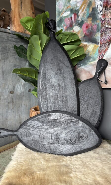 zwarte houten tapasplank voor serveren van hapjes