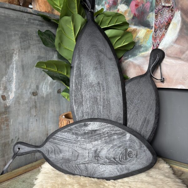 zwarte houten tapasplank voor serveren van hapjes