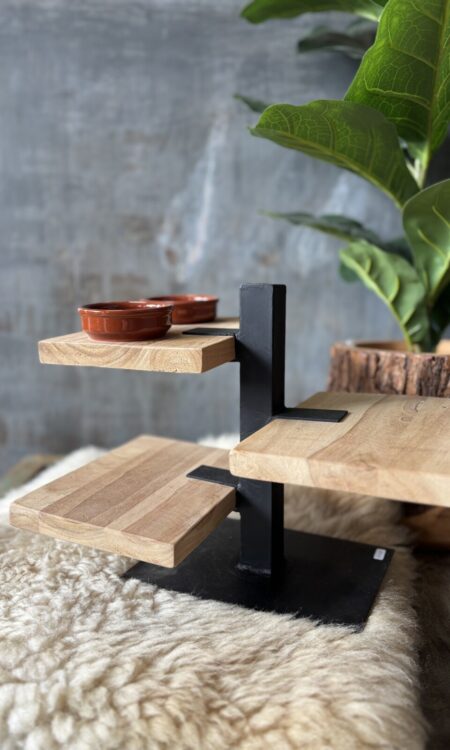 houten etagère borrelplank met meerdere niveaus en metalen frame