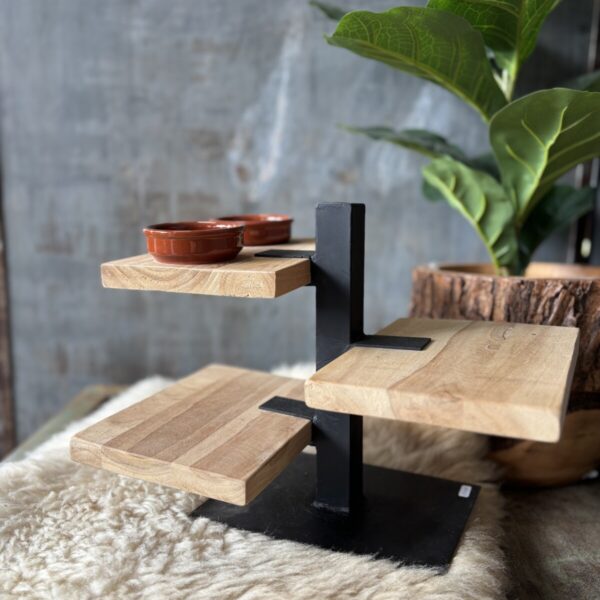 houten etagère borrelplank met meerdere niveaus en metalen frame