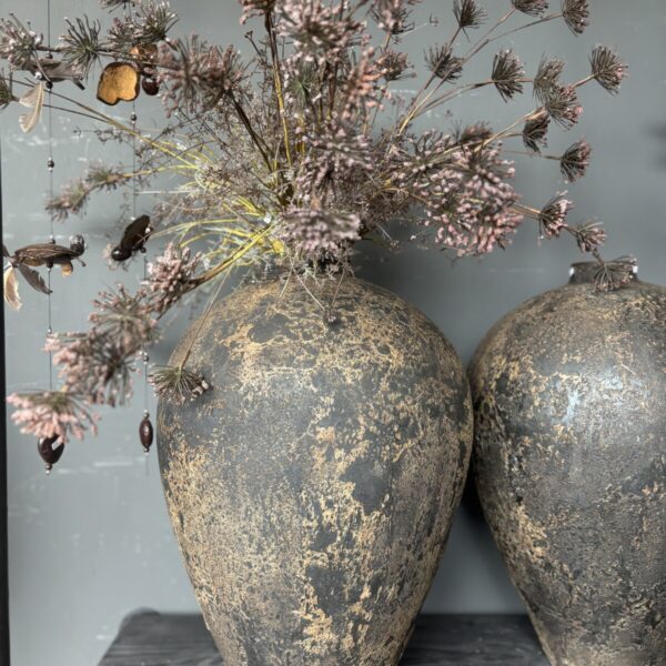 grote aardewerk pot grijs met robuuste afwerking