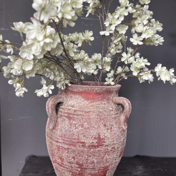 aardewerk pot rood met handgrepen en verweerde afwerking