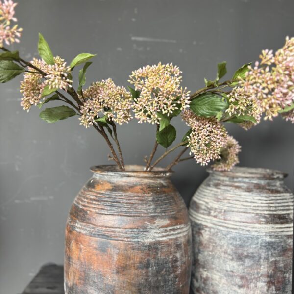 aardewerk pot vintage met verweerde afwerking en bloemen