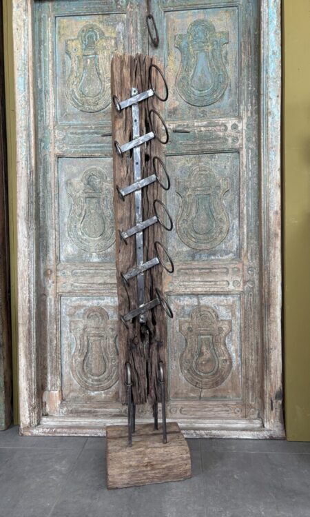 wijnrek railwood met metalen ringen voor wijnflessen