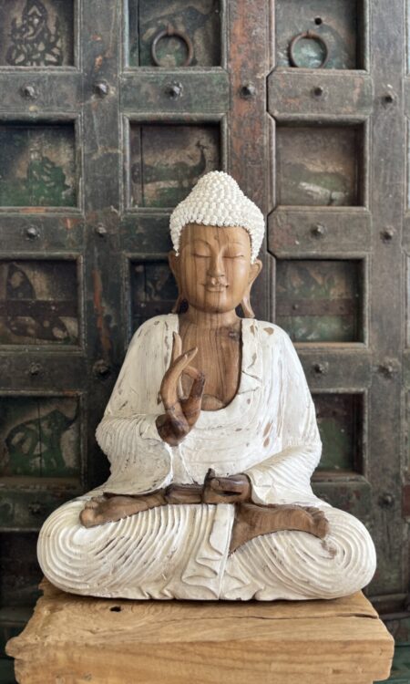 zittend boeddha beeld houten decoratie wit