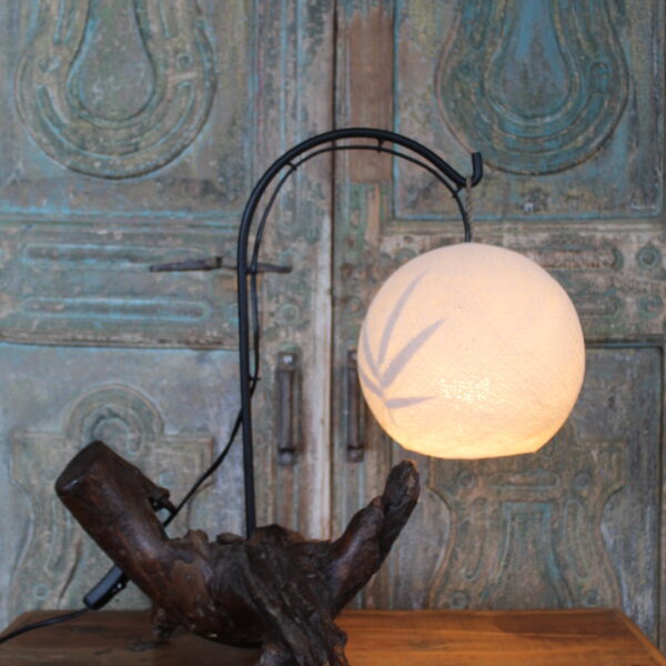 Tafellamp met Houten Basis en Ronde Kap – Unieke Sfeerlamp