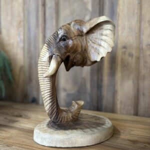 Suar houten zwevend olifant beeld. Uniek handgesneden decoratiestuk met elegante en speelse uitstraling.