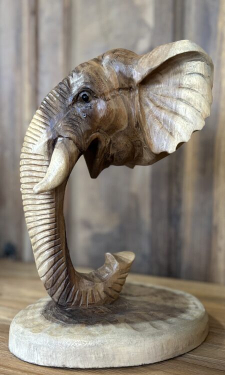 Suar houten zwevend olifant beeld. Uniek handgesneden decoratiestuk met elegante en speelse uitstraling.