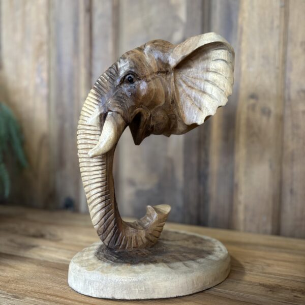 Suar houten zwevend olifant beeld. Uniek handgesneden decoratiestuk met elegante en speelse uitstraling.