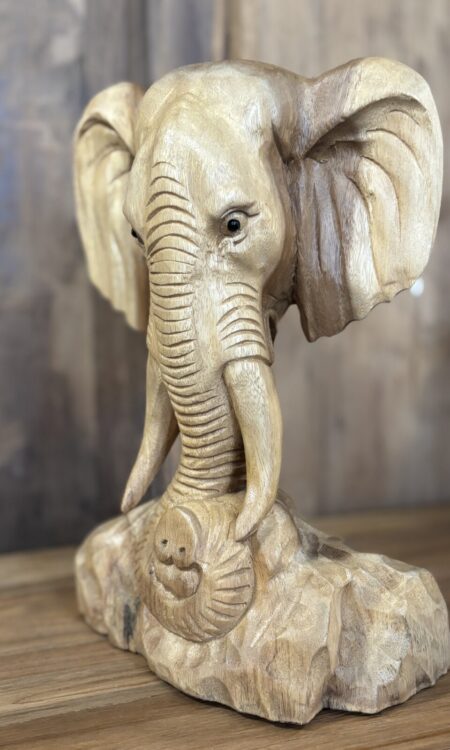 Staand olifant beeld van suar hout. Handgesneden houten decoratie met natuurlijke uitstraling.