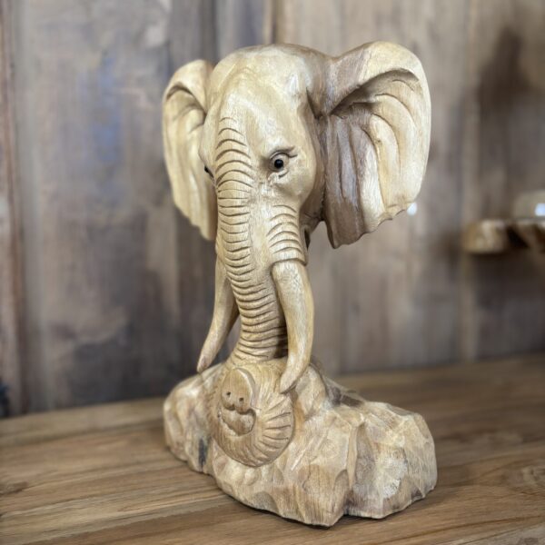 Staand olifant beeld van suar hout. Handgesneden houten decoratie met natuurlijke uitstraling.