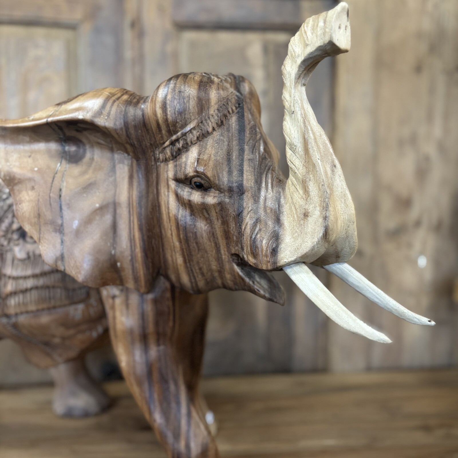 Suar Olifant met Uniek Snijwerk - Afbeelding 3