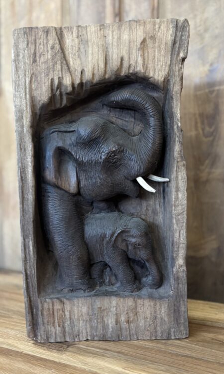 olifant in boomstam suar hout beeld decoratie