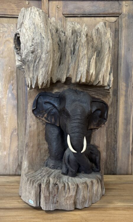 Olifantjes in Houtblok