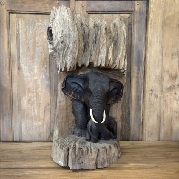 Olifantjes in Houtblok