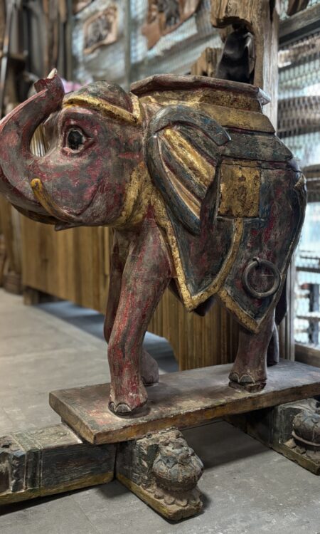 Grote Authentieke Olifant op Voet