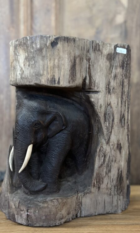 handgesneden olifant in houtblok decoratie