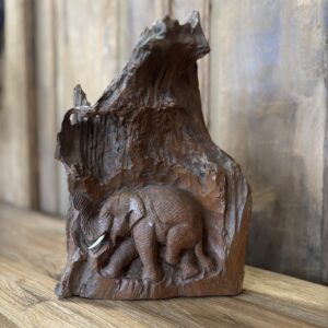 handgesneden olifant in boomstam donker hout beeld