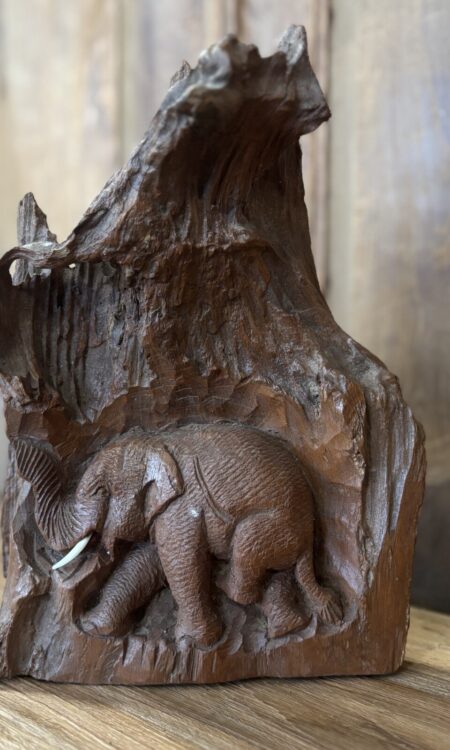 handgesneden olifant in boomstam donker hout beeld