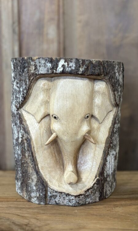 Houten olifantenkop in boomstam